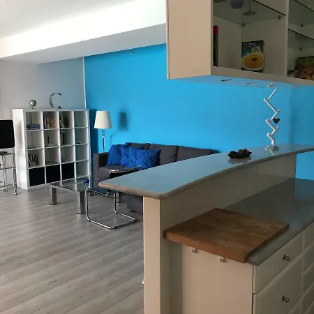 Flat With Pool Lake View דירה