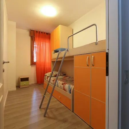 Flat With Pool Lake View דירה