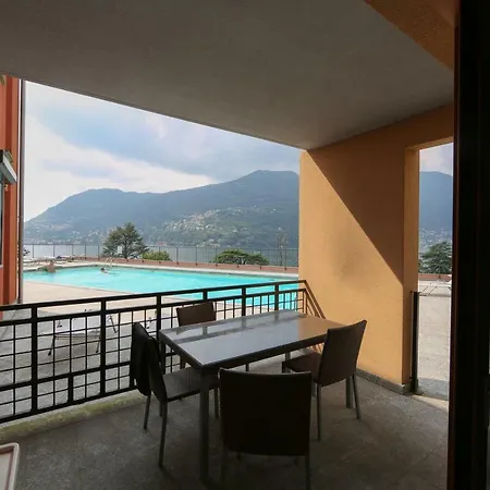 Flat With Pool Lake View דירה