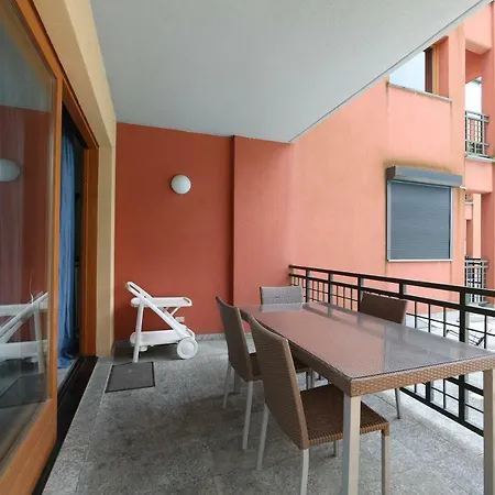 Flat With Pool Lake View בלביו