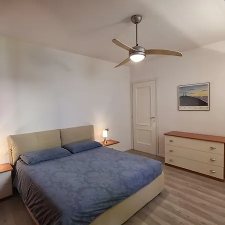 Flat With Pool Lake View דירה